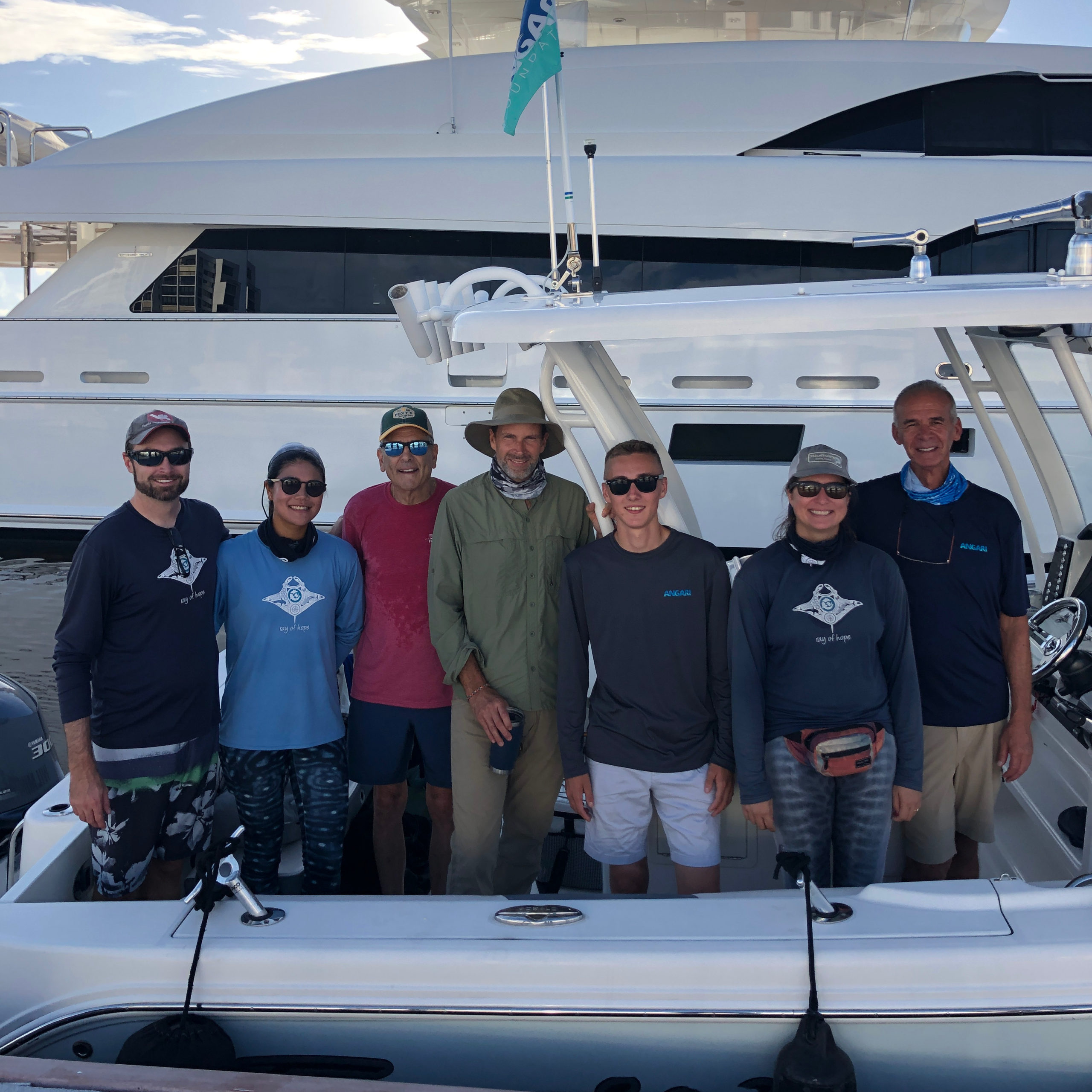 The Florida Manta Project, Digital Life and ANGARI Foundation team on Expedition 41 to study and film manta rays. PC: Angela Rosenberg