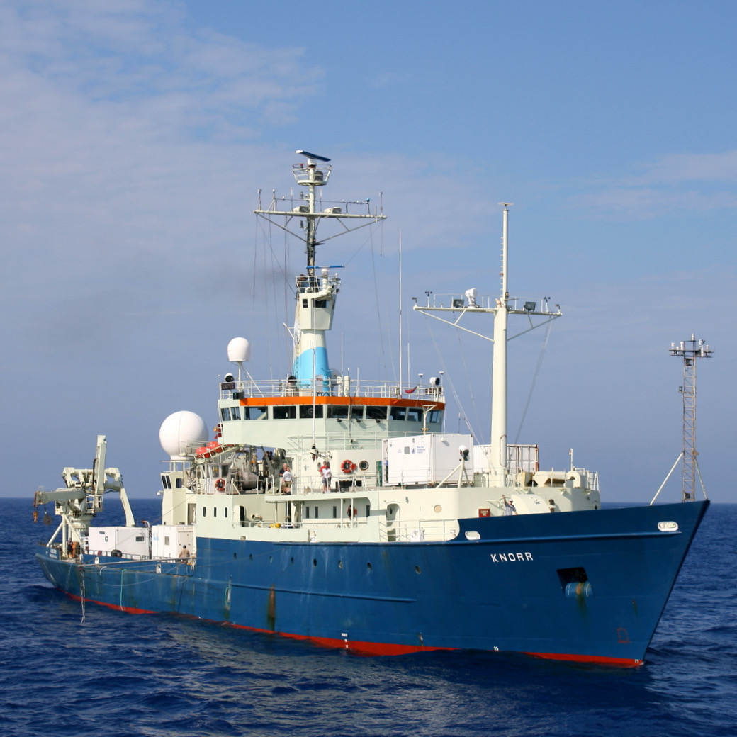 The research vessel Knorr in the North Atlantic on a GEOTRACES intercomparison cruise. PC: Tim Conway
