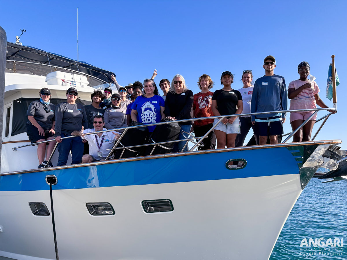 EXP 55: The day wraps up back at the dock with a group photo on R/V ANGARI’s bow. Thank you for an awesome day on the water everyone! PC: Lydia Pleasants